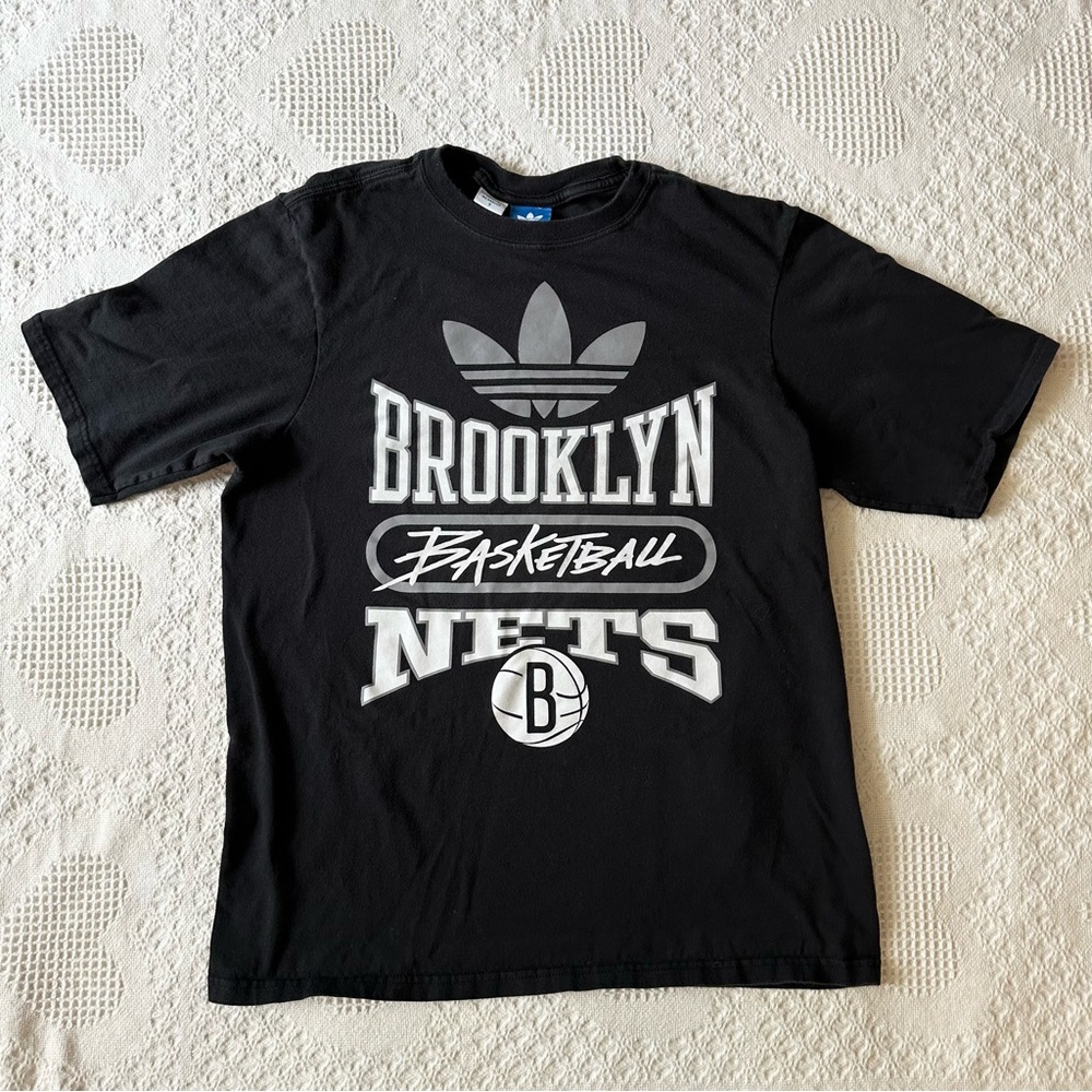 Brooklyn Nets Shirt Tee Mens Small Black Adidas NBA Spell Out Basketball Trefoil